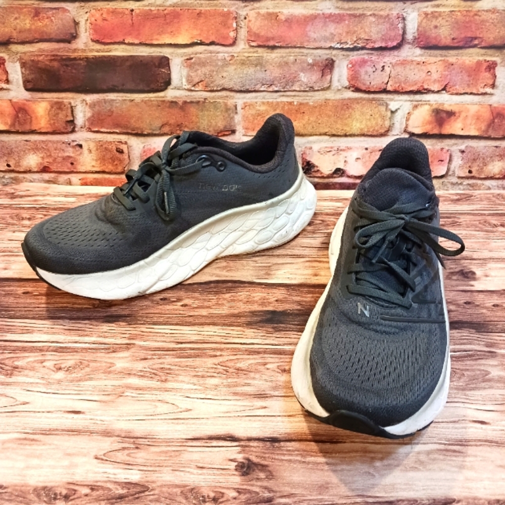 New Balance Fresh Foam X More V4 Women's size 11 B Gray and White